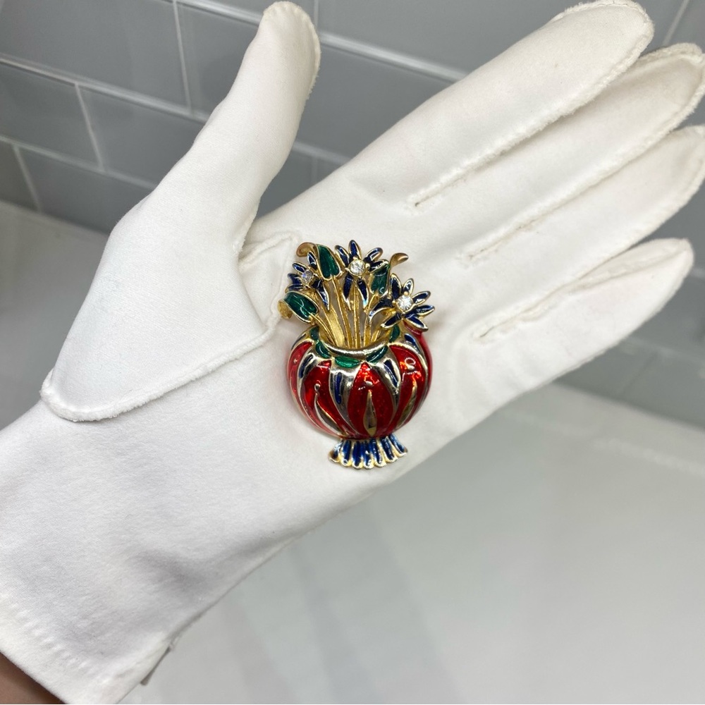 VTG 1940s BROOCH GOLD TONE RED/GREEN ENAMELED FLOWER BASKET W/ PAVED RHINESTONES